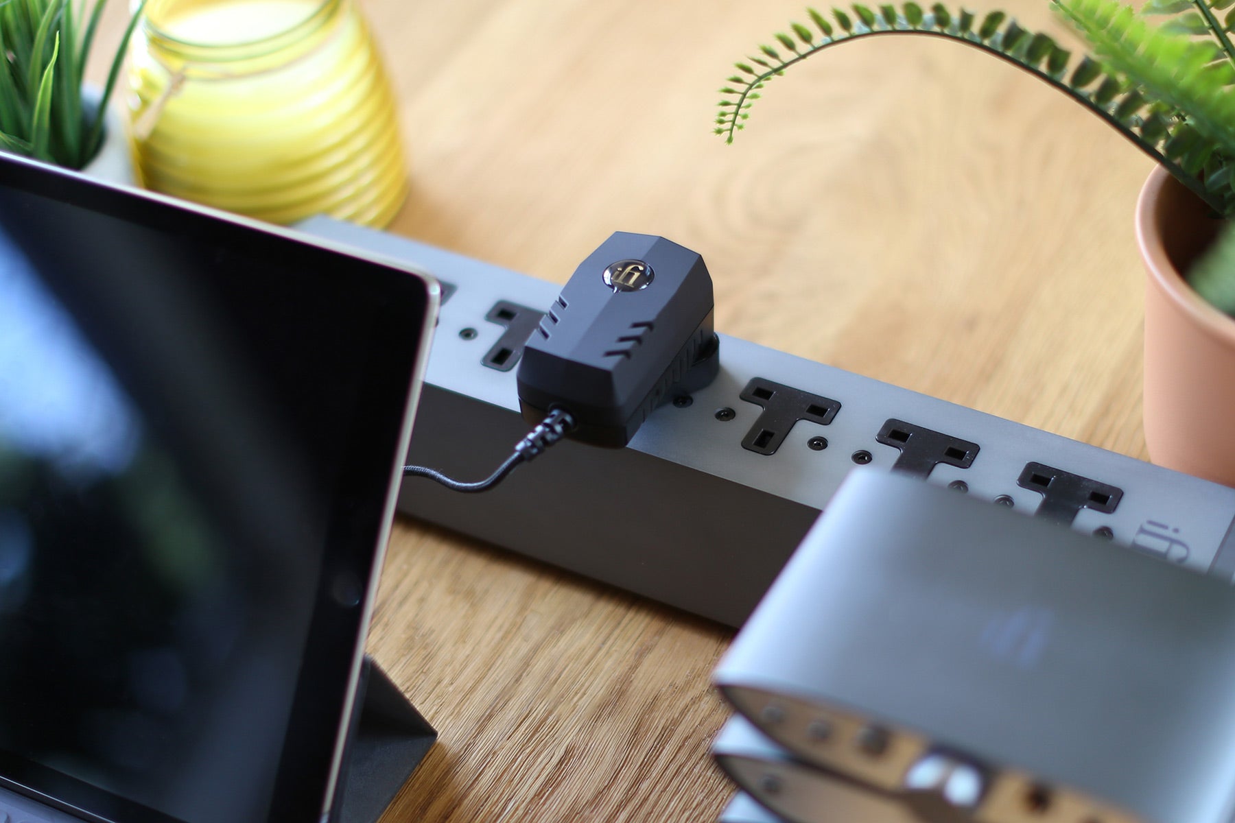 iFi audio iPower2 / iPower V2 (5V/9V/12V) - Ultra Low Noise DC Power Supply